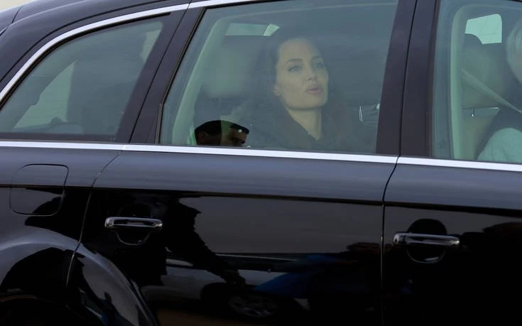 Η Ατζελίνα Τζολί στο αρχηγείο του ΝΑΤΟ (εικόνες)